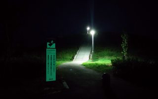 千葉県長生村の築山公園型津波避難場所に避難場所であることを標示する暗視下のハイブリッドストーン アベイラス アルシオール サインプレート（高輝度蓄光式屋外用案内標示板）