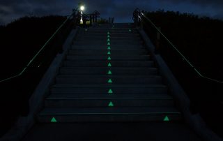 千葉県長生村の築山公園型津波避難場所で公園頂上へ誘導する暗視下のハイブリッドストーン アベイラス アルシオール ステップ（高輝度蓄光式防滑階段材）を下から見た様子