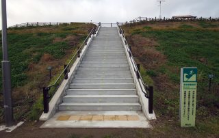 千葉県長生村の築山公園型津波避難場所で公園頂上へ誘導する明視下のハイブリッドストーン アベイラス アルシオール ステップ（高輝度蓄光式防滑階段材）