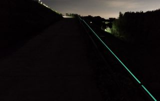 千葉県長生村の築山公園型津波避難場所で公園頂上へ誘導する暗視下のハイブリッドストーン アベイラス アルシオール ライン