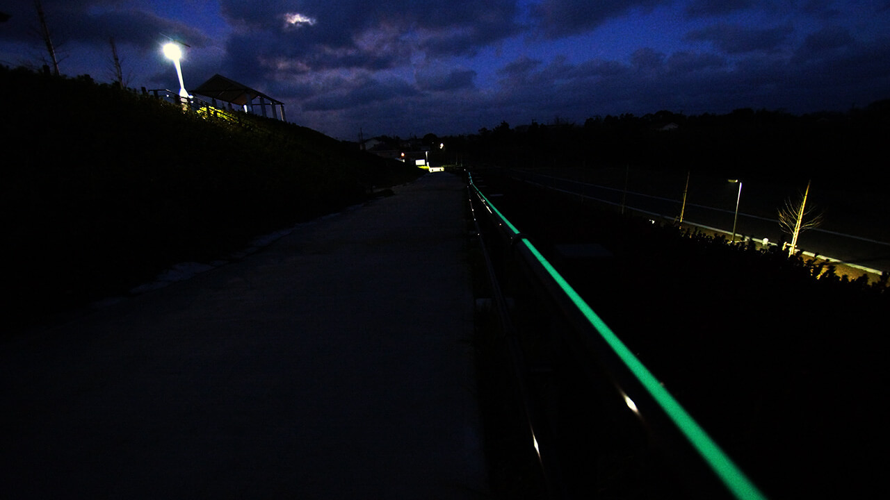 千葉県長生村の築山公園型津波避難場所で公園頂上へ誘導する暗視下のハイブリッドストーン アベイラス アルシオール ラインの全体図