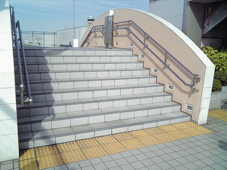 羽田空港の屋上階段に施工されたハイブリッドストーン アベイラス アンプロップの全体図