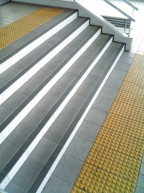 羽田空港の屋外に繋がる階段に施工されたハイブリッドストーン アベイラス アンプロップ