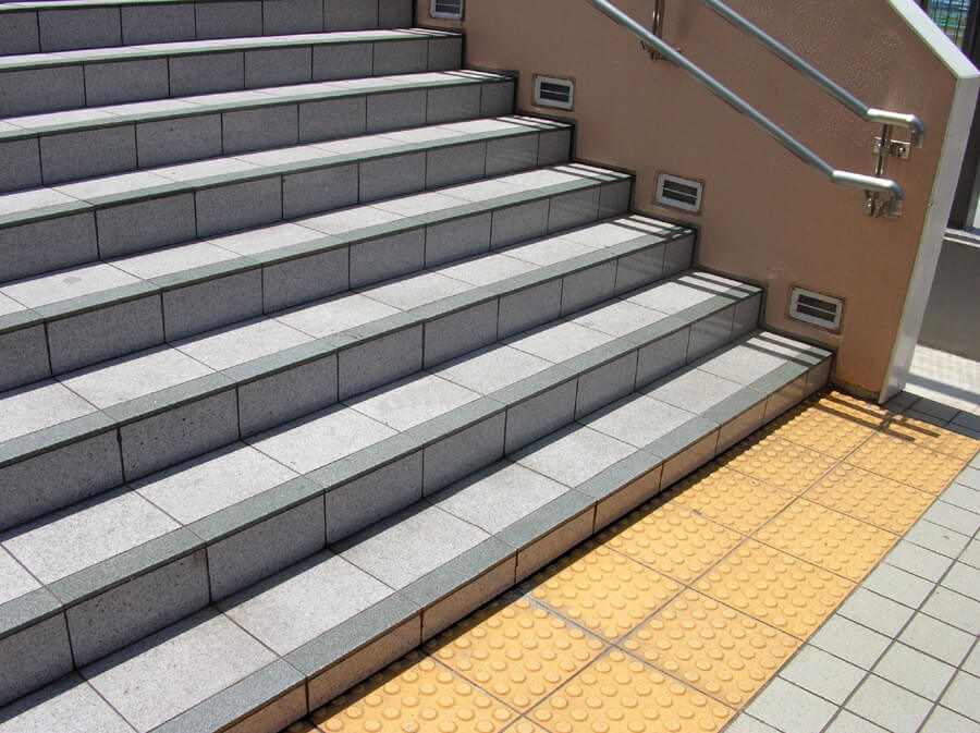 羽田空港の屋上階段に施工されたハイブリッドストーン アベイラス アンプロップ