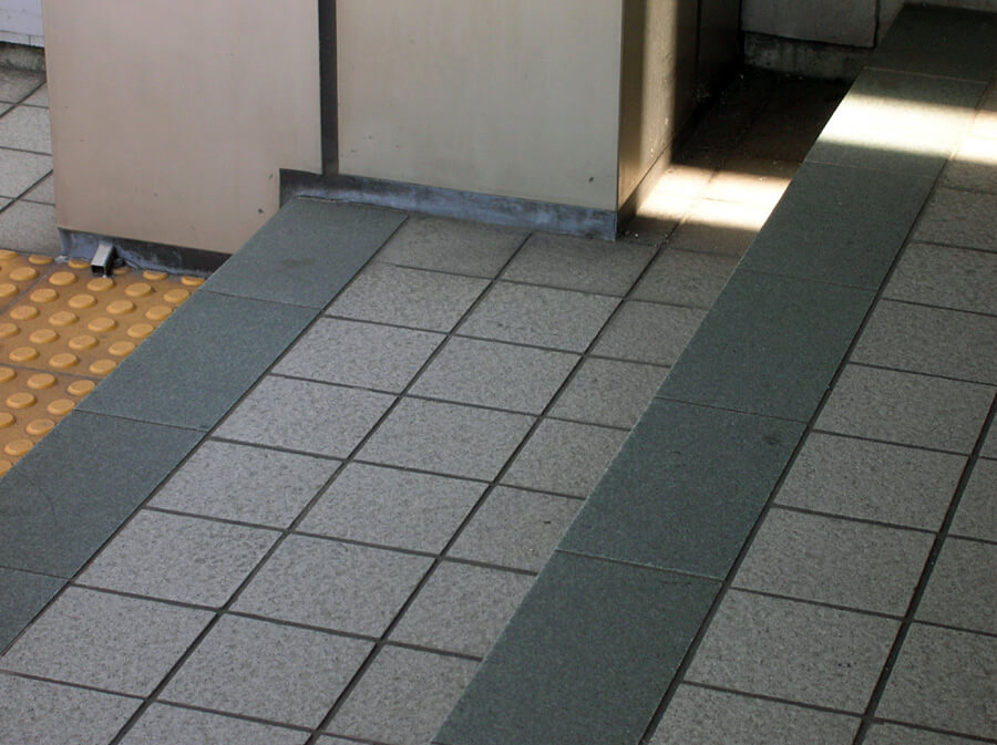 羽田空港の階段に施工されたハイブリッドストーン アベイラス アンプロップの拡大図