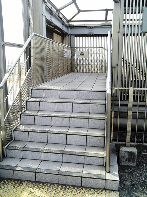 羽田空港の細い屋上階段に施工されたハイブリッドストーン アベイラス アンプロップ
