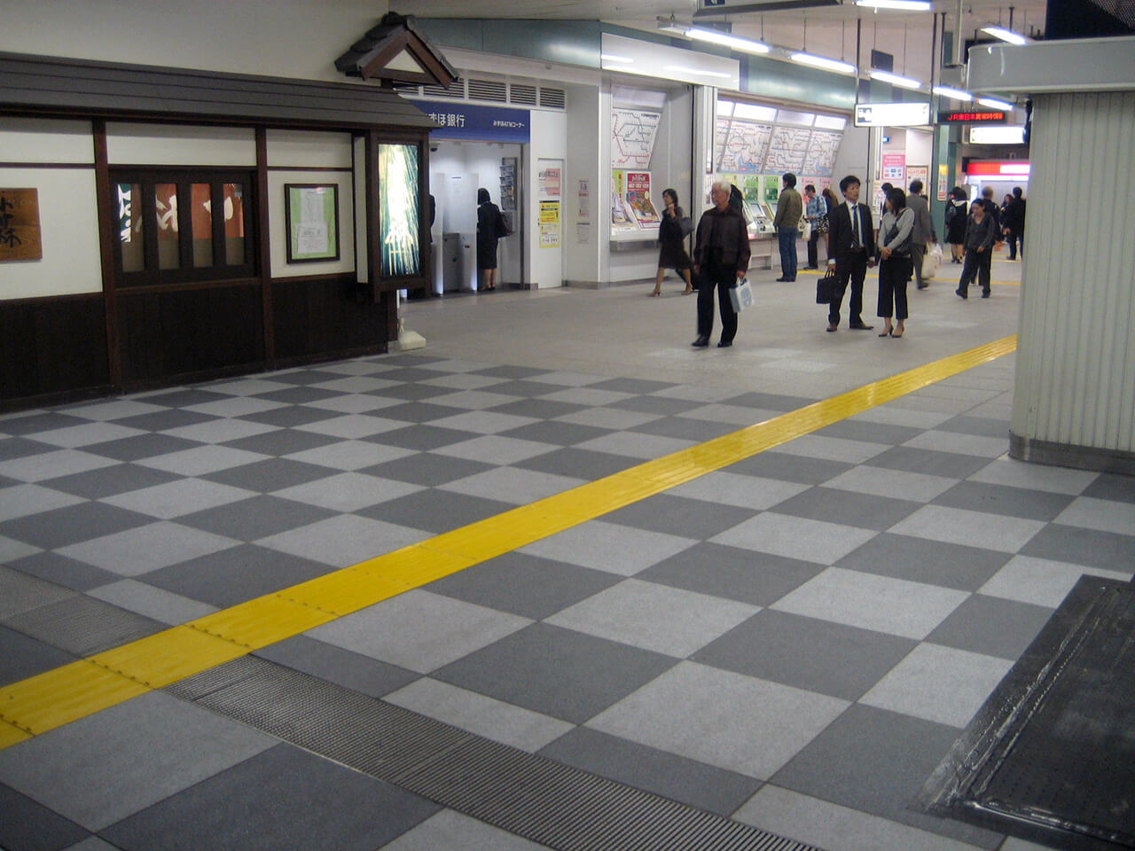 屋外からJR東日本東戸塚駅西口へ繋がるコンコース床に使用されているハイブリッドストーン アベイラス アンプロップ
