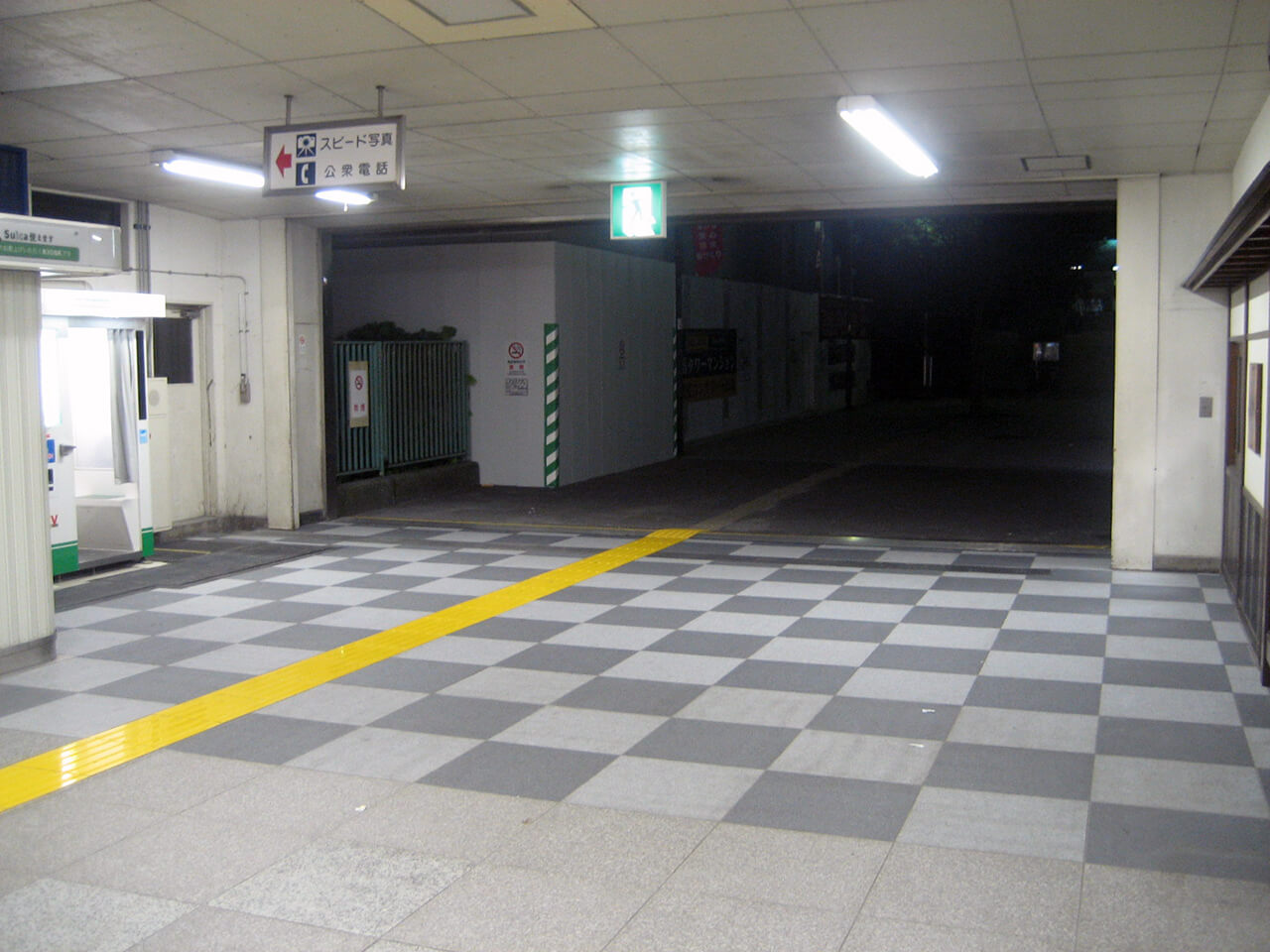 屋外からJR東日本東戸塚駅西口へ繋がるコンコース床に使用されているハイブリッドストーン アベイラス アンプロップを西口側から見た様子