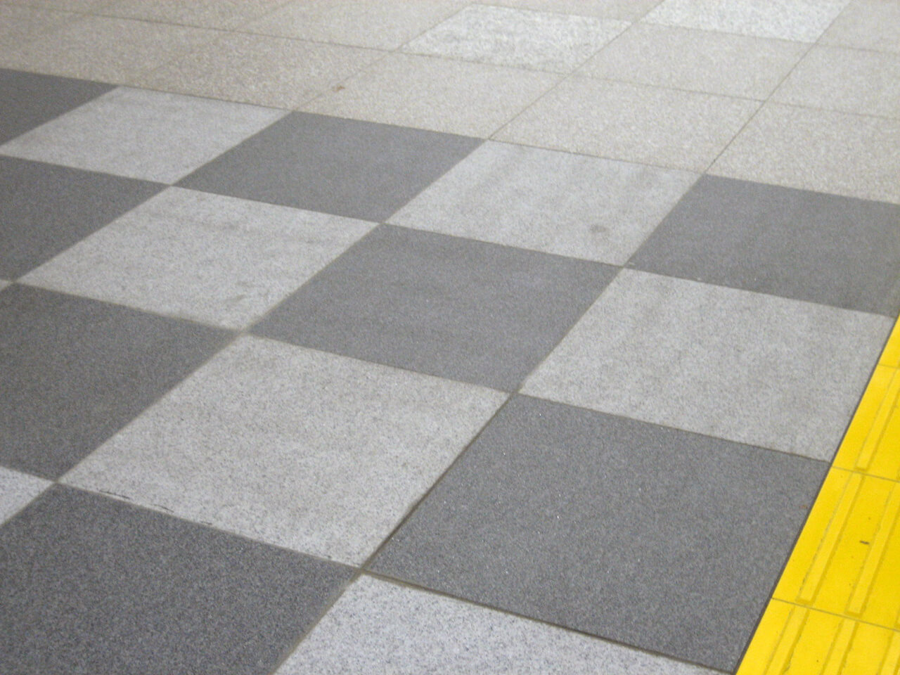 屋外からJR東日本東戸塚駅西口へ繋がるコンコース床に使用されているハイブリッドストーン アベイラス アンプロップの拡大図