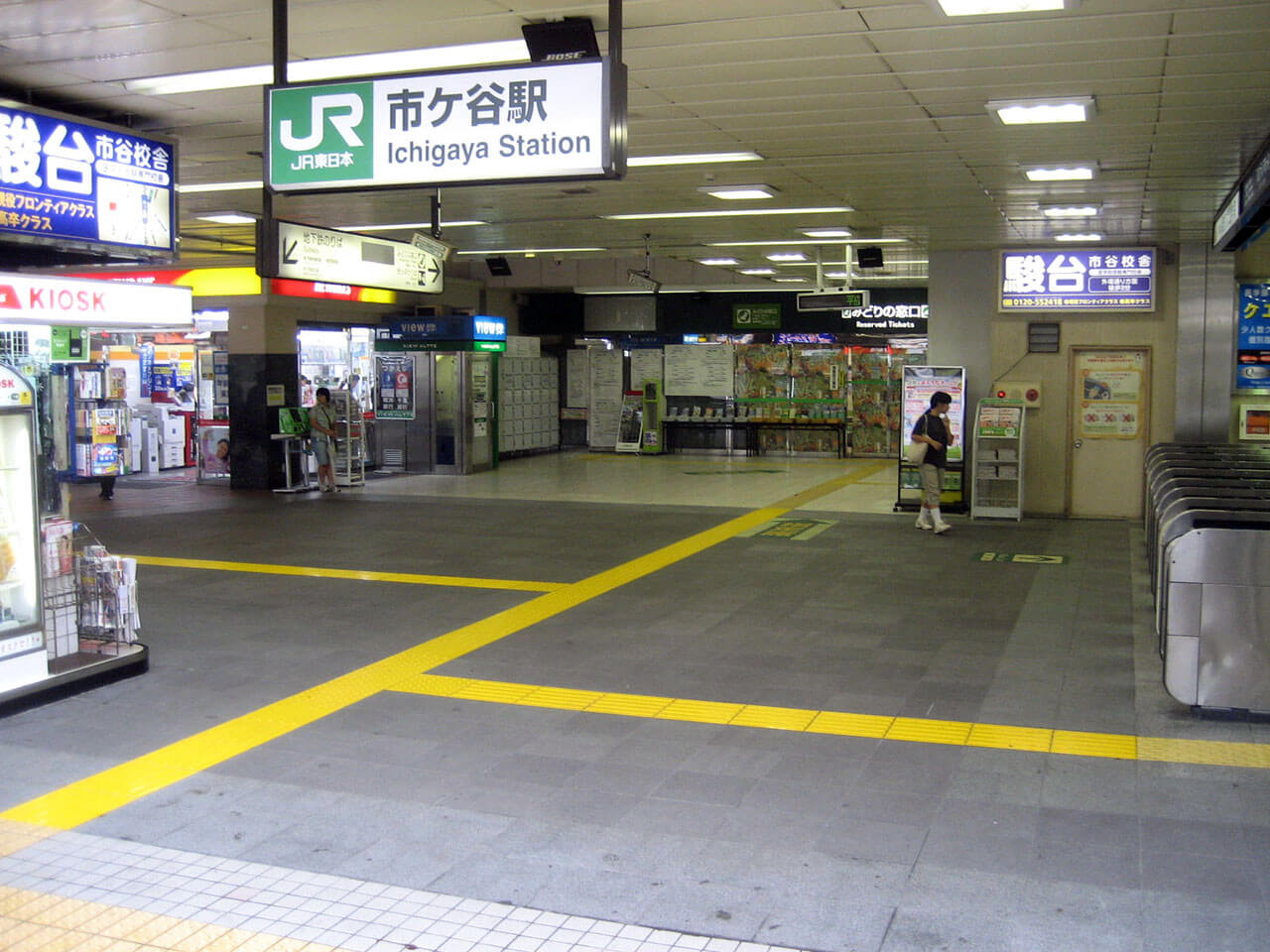 JR東日本市ヶ谷駅の改札口付近の床に使用されているハイブリッドストーン アベイラス アンプロップを出口から見た様子