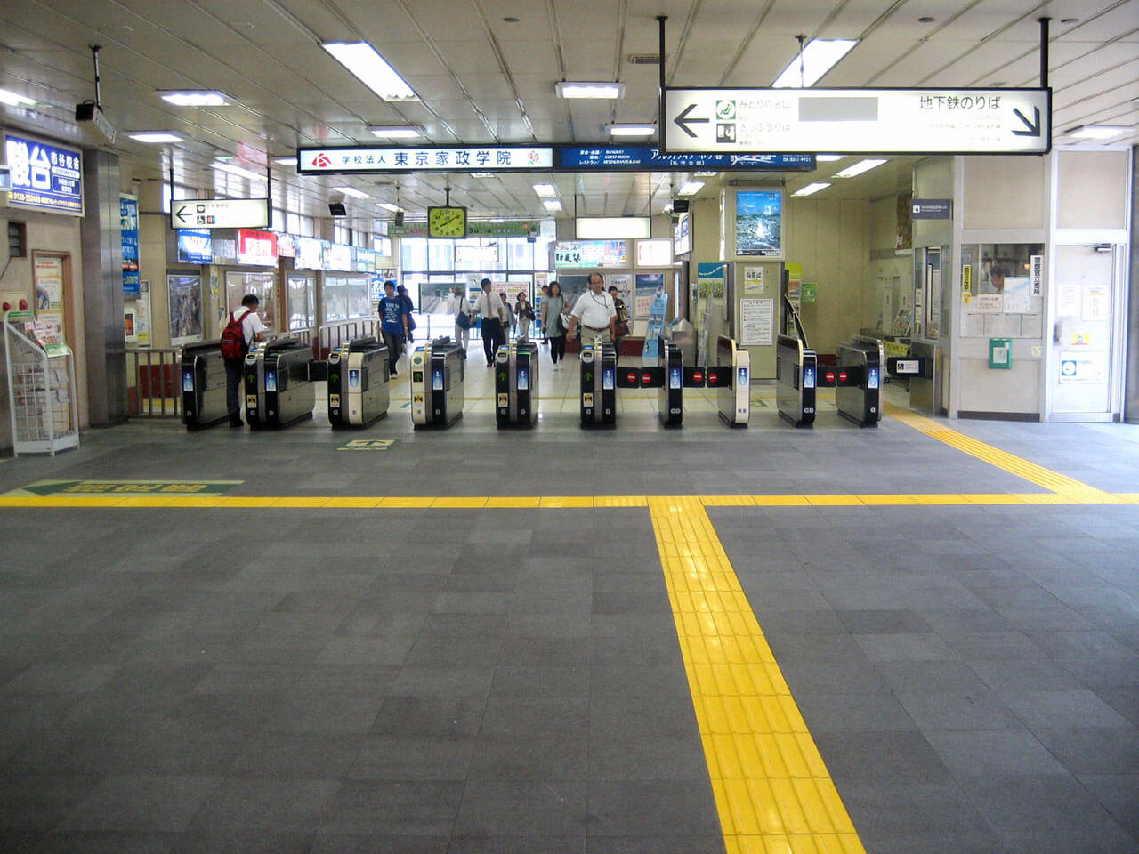 JR東日本市ヶ谷駅の改札口付近の床に使用されているハイブリッドストーン アベイラス アンプロップを改札正面から見た様子