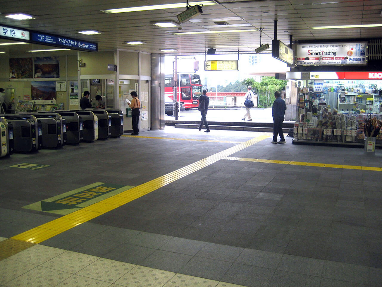 JR東日本市ヶ谷駅の改札口付近の床に使用されているハイブリッドストーン アベイラス アンプロップ
