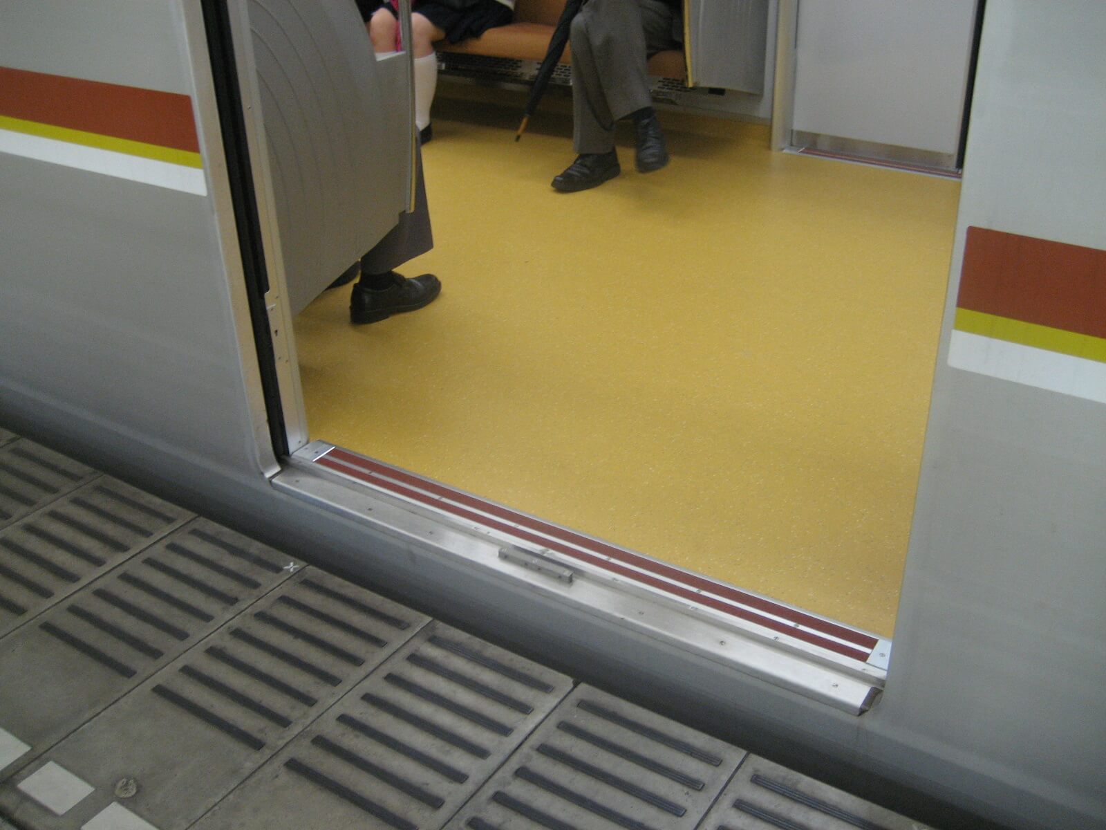東京メトロ地下鉄車両の見切材として各車両ドアの床面に設置されたハイブリッドストーン アベイラス アンプロップをドアが開いた状態でホームから見た様子