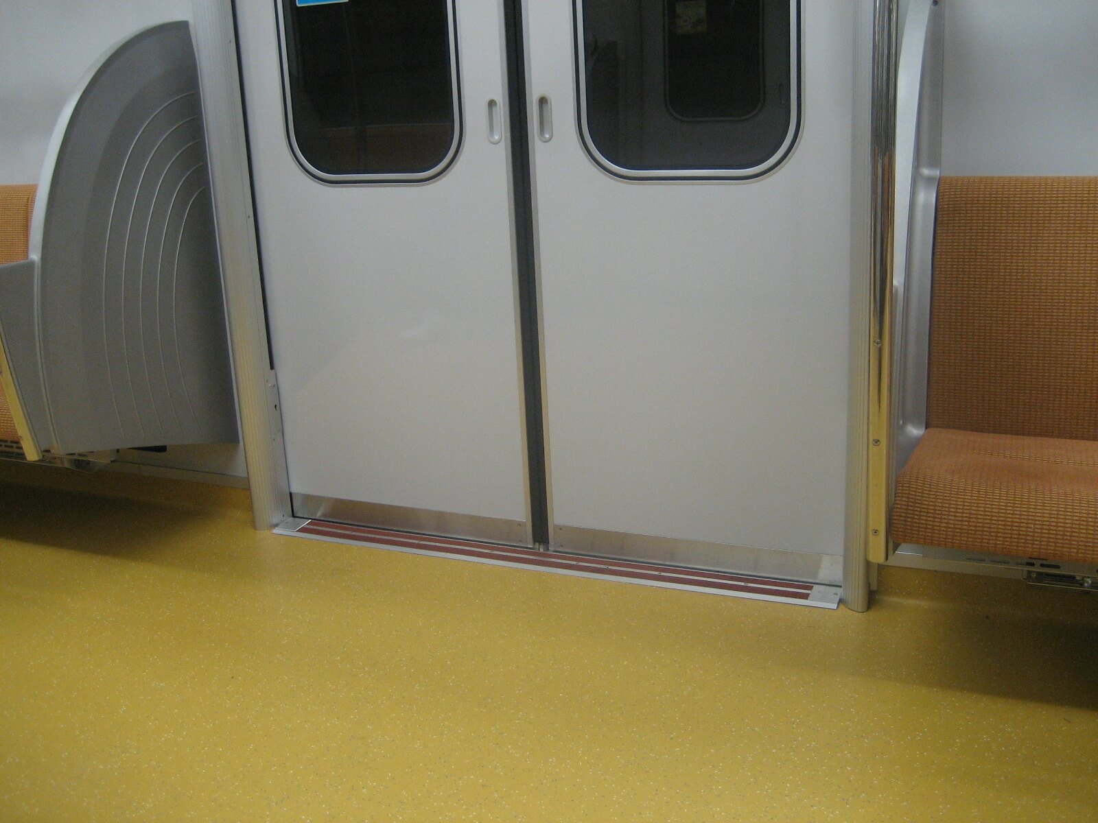 東京メトロ地下鉄車両の見切材として各車両ドアの床面に設置されたハイブリッドストーン アベイラス アンプロップをドアが閉まった状態で車両内から見た様子