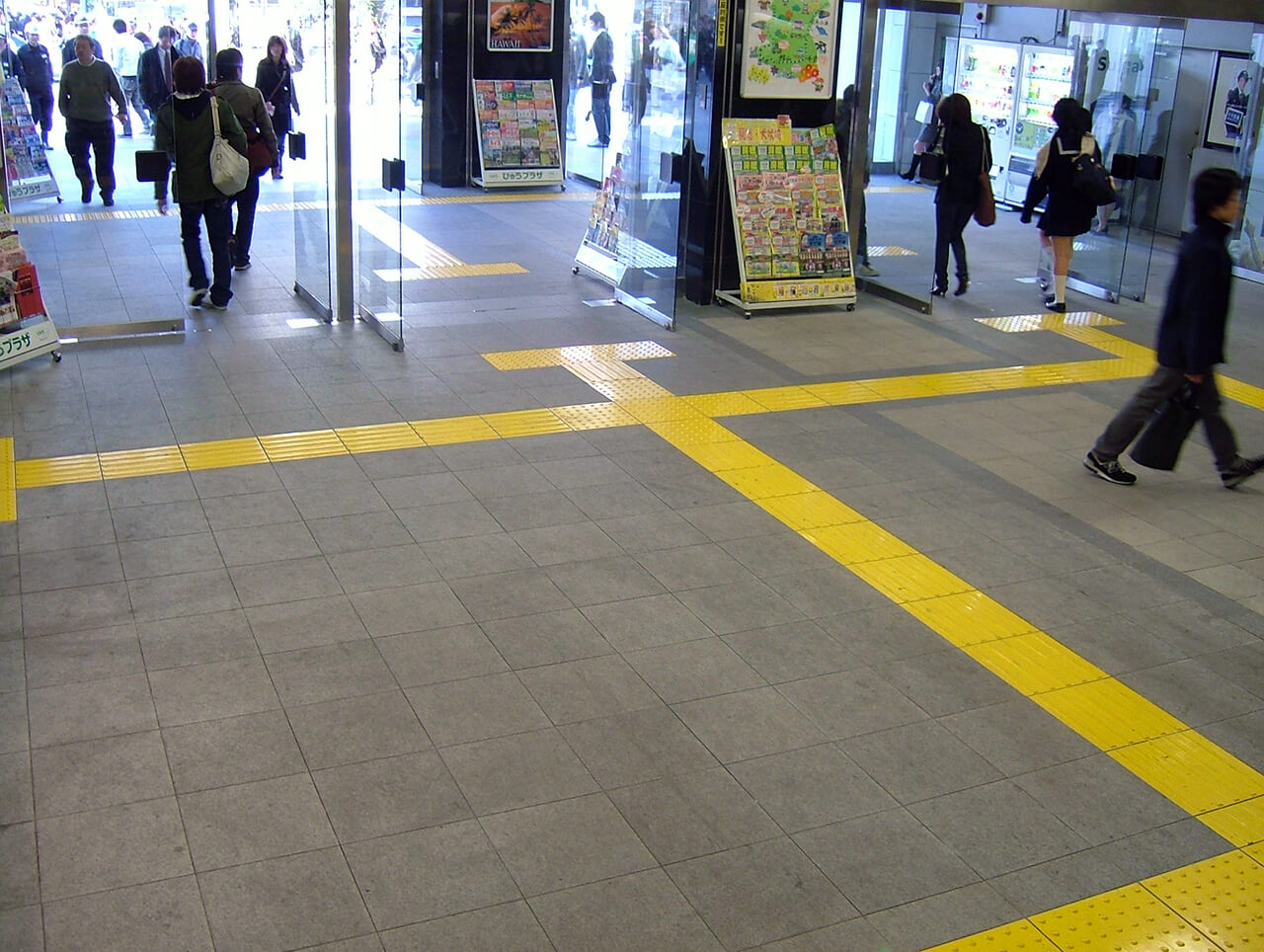 屋外からJR東日本新宿駅東口へ繋がる階段手前の床に使用されているハイブリッドストーン アベイラス アンプロップ