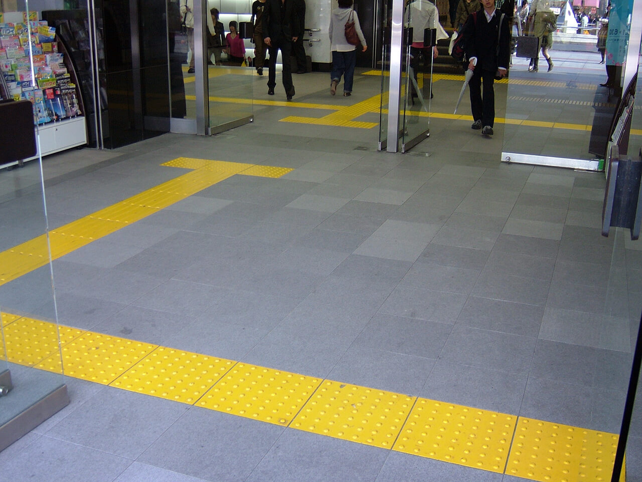 屋外からJR東日本新宿駅東口へ繋がる階段手前の床に使用されているハイブリッドストーン アベイラス アンプロップを屋外から見た拡大図