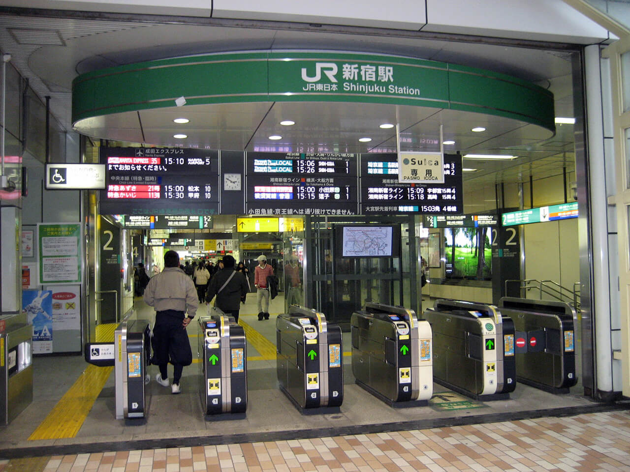 JR東日本新宿駅東南口の改札付近の床に使用されているハイブリッドストーン アベイラス アンプロップを改札口の外から見た様子