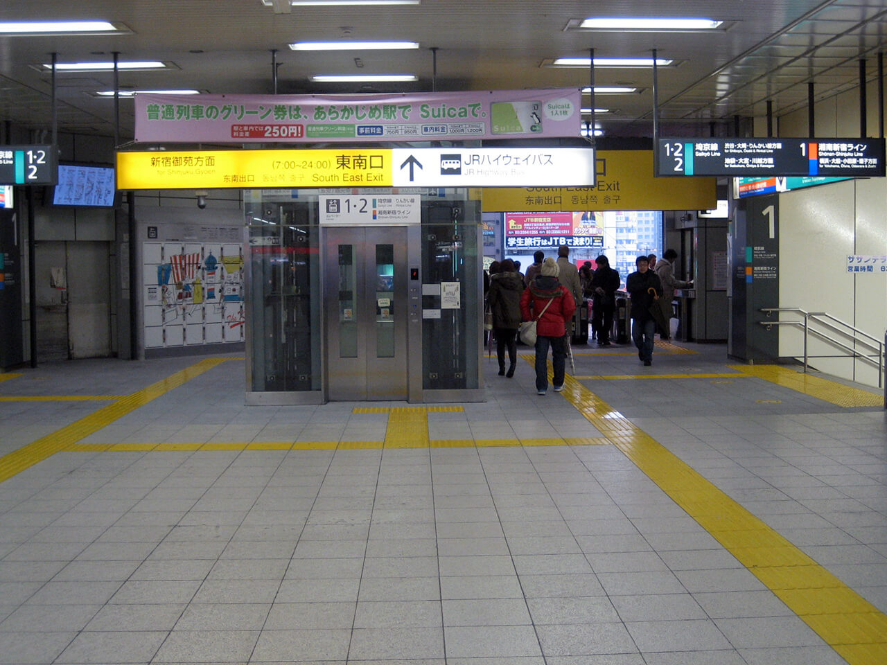 JR東日本新宿駅東南口の改札方面に繋がる通路床に使用されているハイブリッドストーン アベイラス アンプロップ