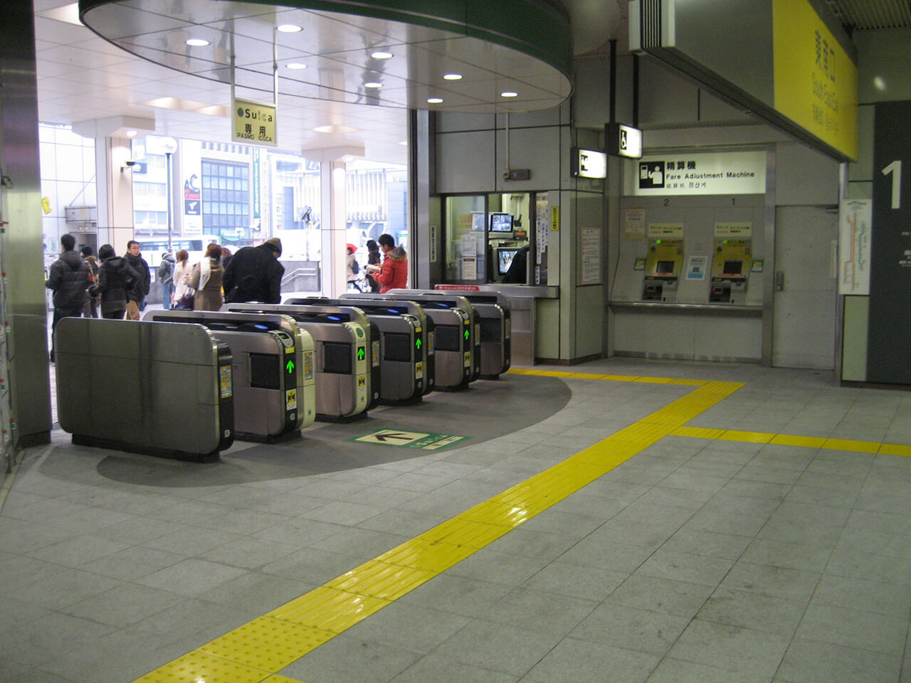 JR東日本新宿駅東南口の改札付近の床に使用されているハイブリッドストーン アベイラス アンプロップ