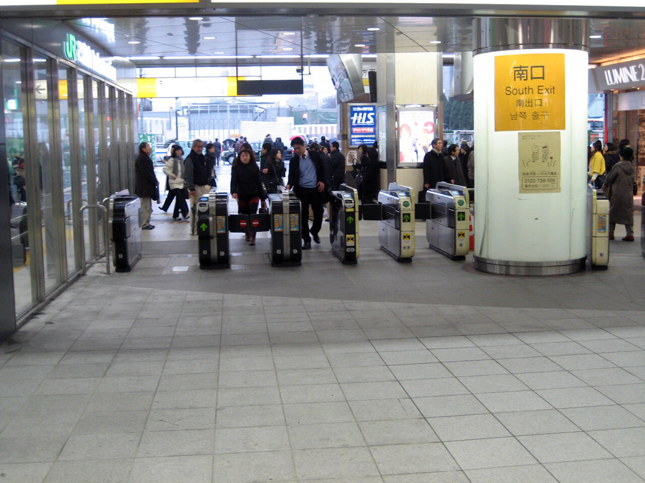 JR東日本新宿駅南口の改札付近の床に使用されているハイブリッドストーン アベイラス アンプロップ
