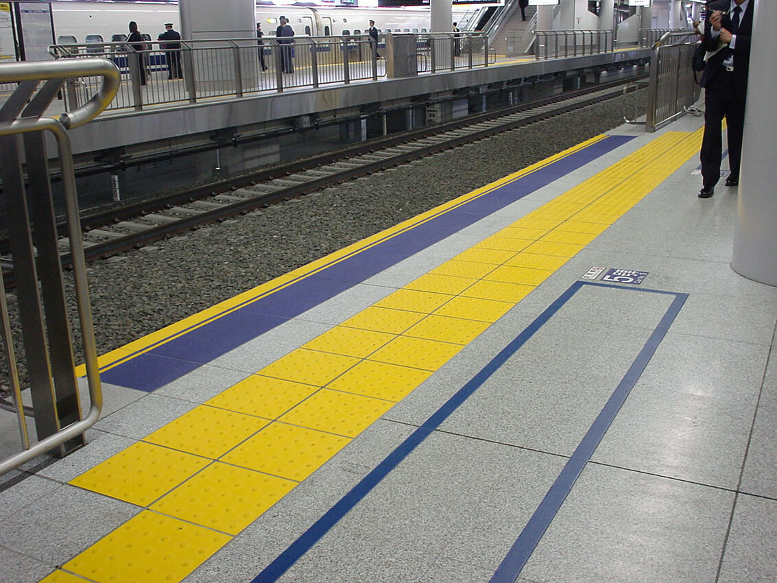 東海道新幹線品川駅のホーム笠石として使用されているハイブリッドストーン アベイラス アンプロップの拡大図