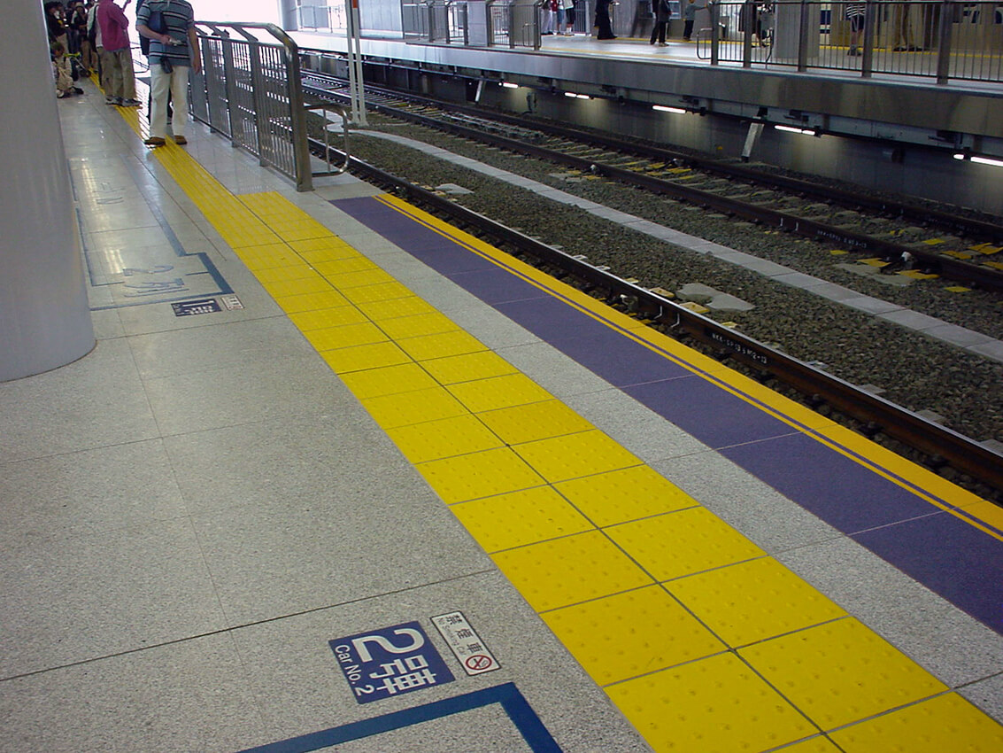 東海道新幹線品川駅のホーム笠石として使用されているハイブリッドストーン アベイラス アンプロップ