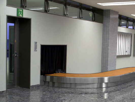 山口宇部空港の壁に施工されたハイブリッドストーン アベイラス アルシオール 高輝度蓄光式誘導標識（消防避難設備認定品）