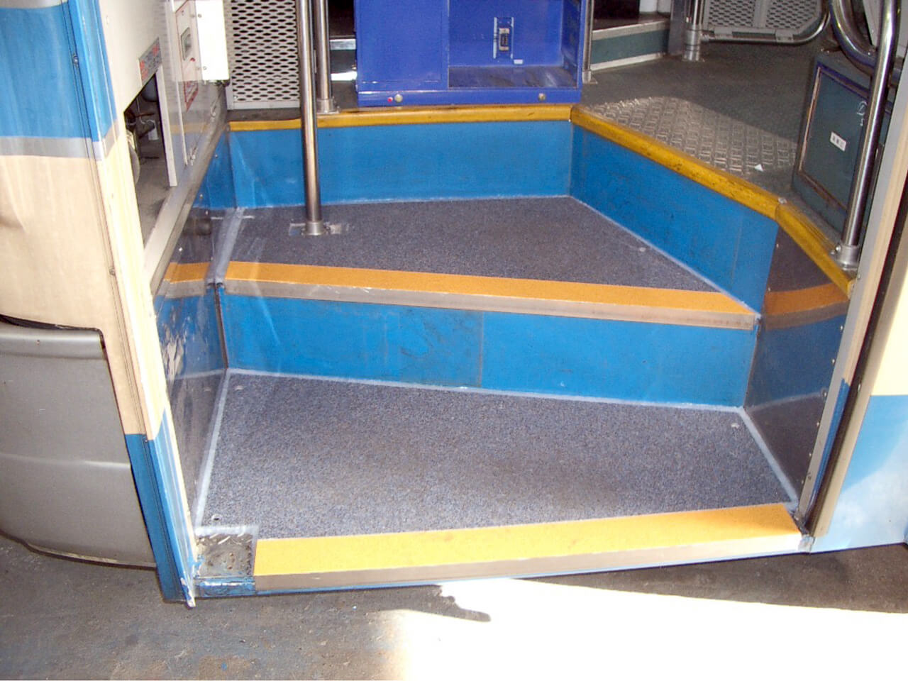 横浜市営バスのステップ床面に使用されているハイブリッドストーン アベイラス アンプロップ