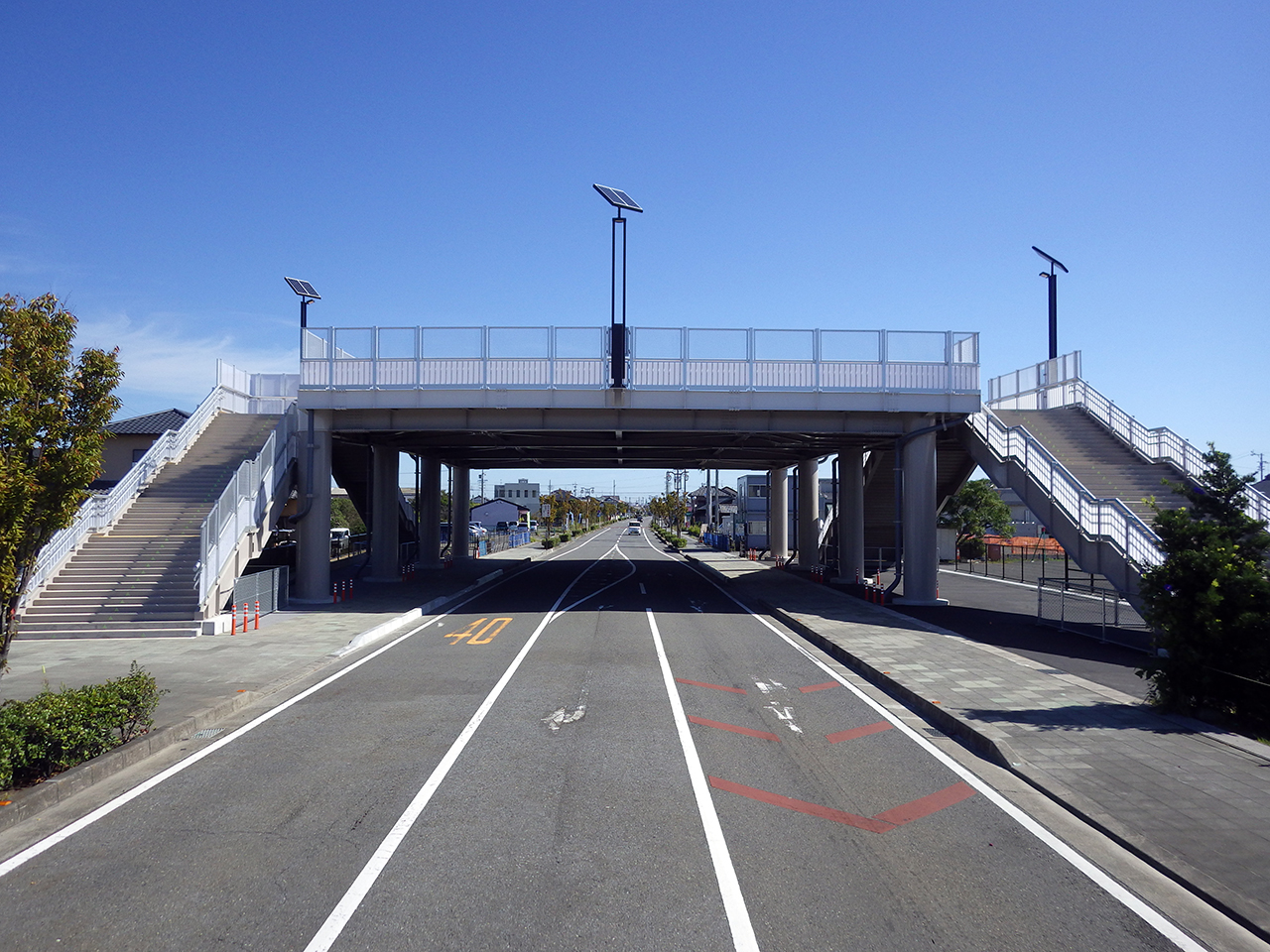 静岡県吉田町の横断歩道型津波避難施設を道路から見た風景