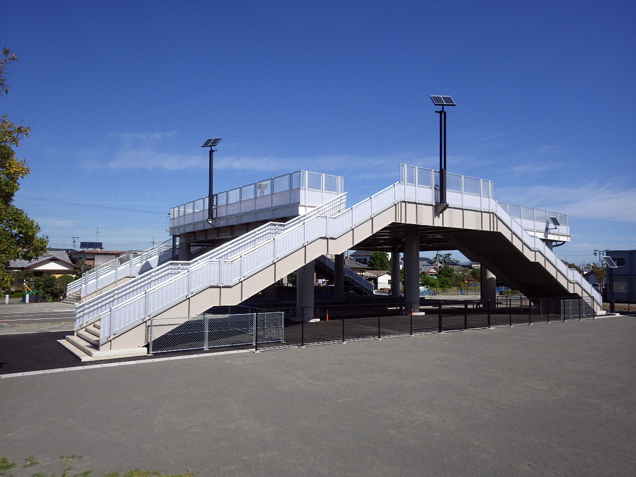 静岡県吉田町の横断歩道型津波避難施設を斜めから見た風景