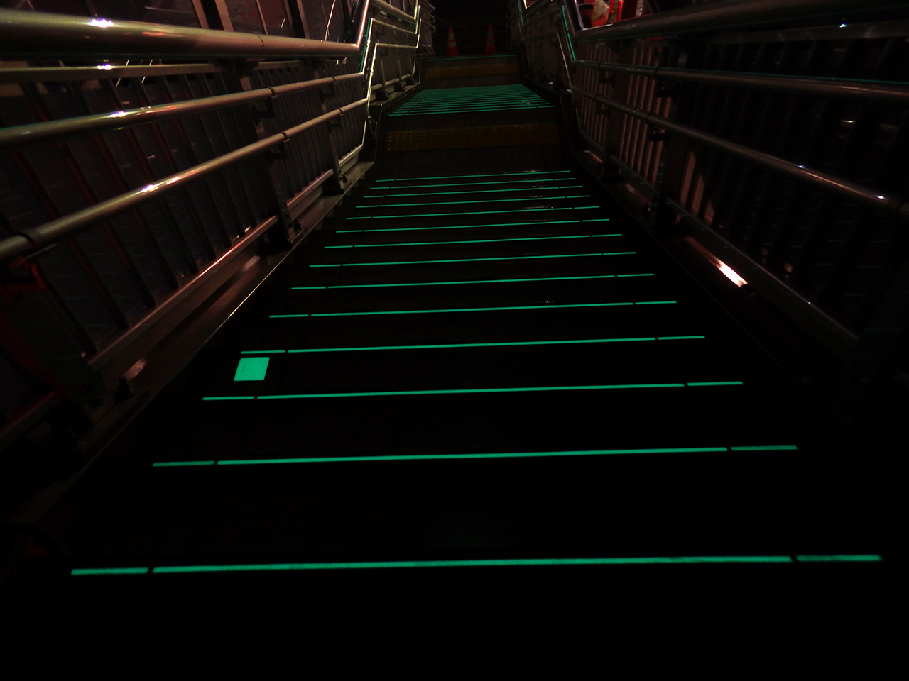 静岡県吉田町の横断歩道型津波避難施設の階段を上から見た暗視下の状態