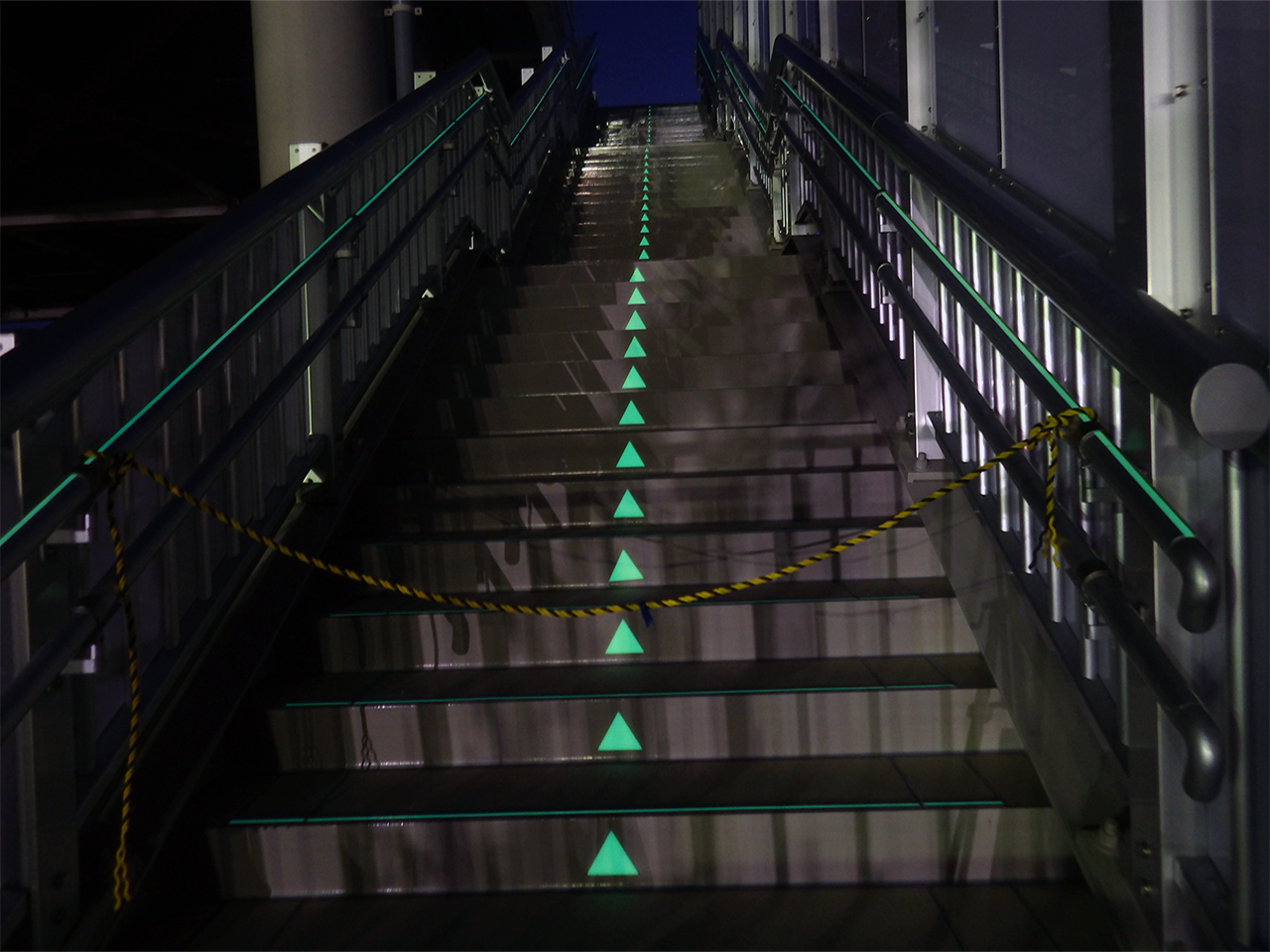 静岡県吉田町の横断歩道型津波避難施設の階段を下から見た暗視下の状態