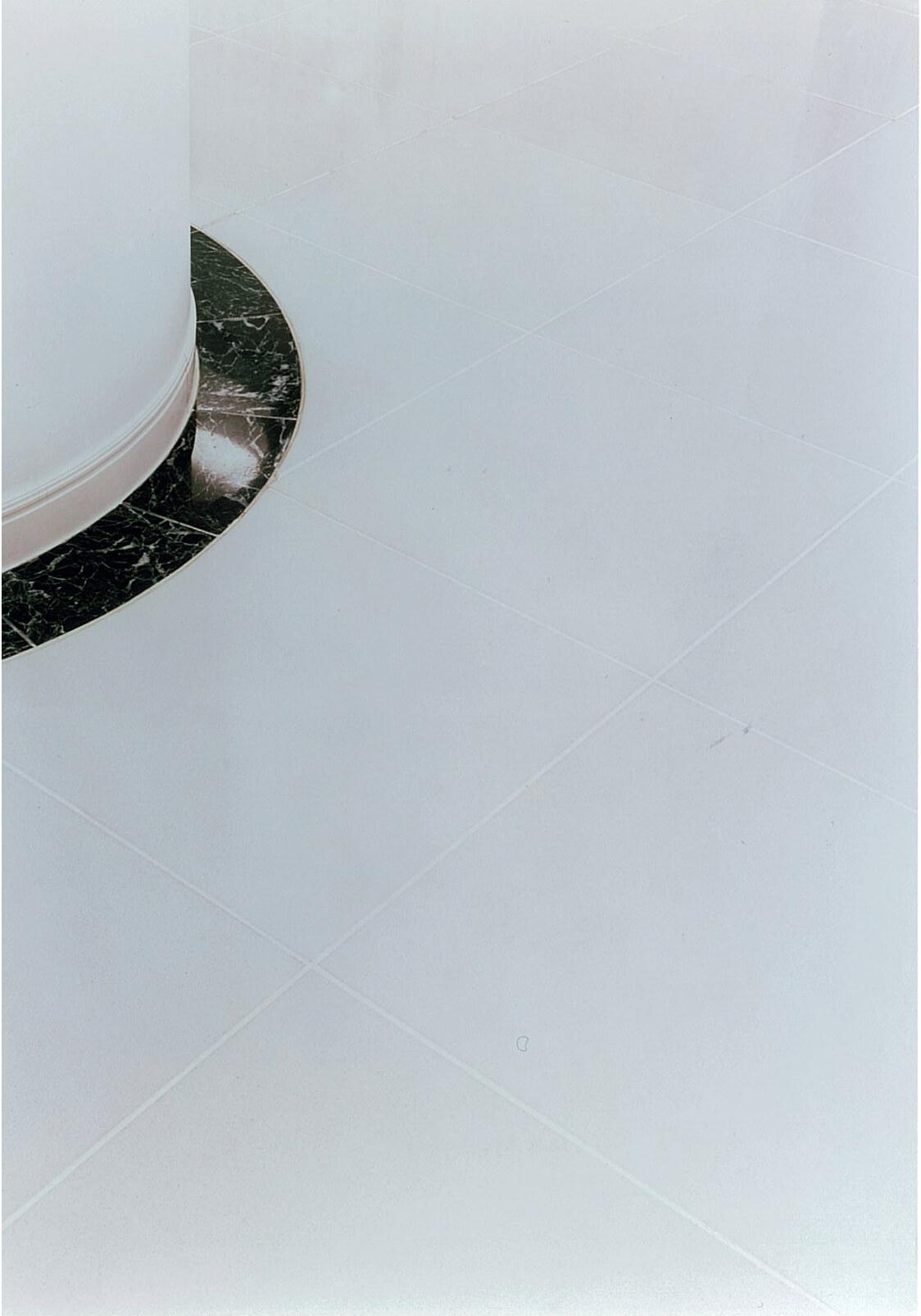 京セラホテルのロビーに使用されている抜群の光沢を持つハイブリッドストーン アベイラス ポリッシュ ホワイト色の拡大図
