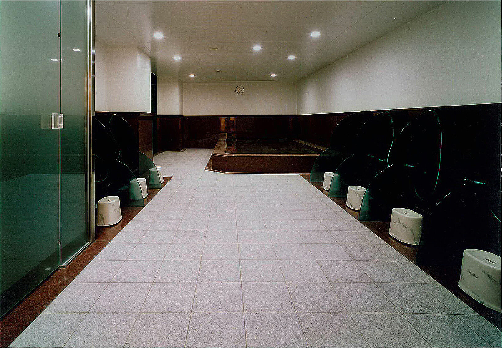 浴室床材として施工されたハイブリッドストーン アベイラス アンプロップ グレー色の全体図
