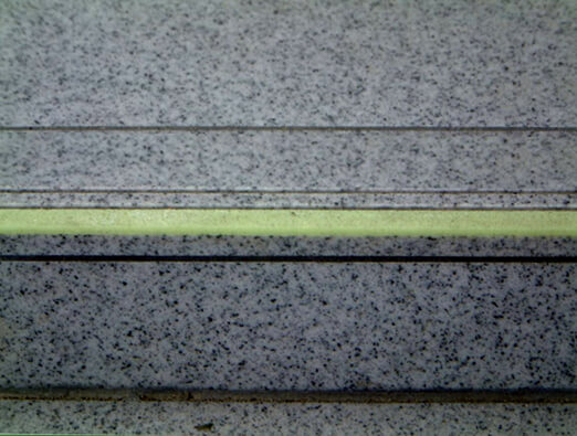 介護施設のエントランス前の階段段鼻に施工された明視下のハイブリッドストーン アベイラス アルシオール ライン