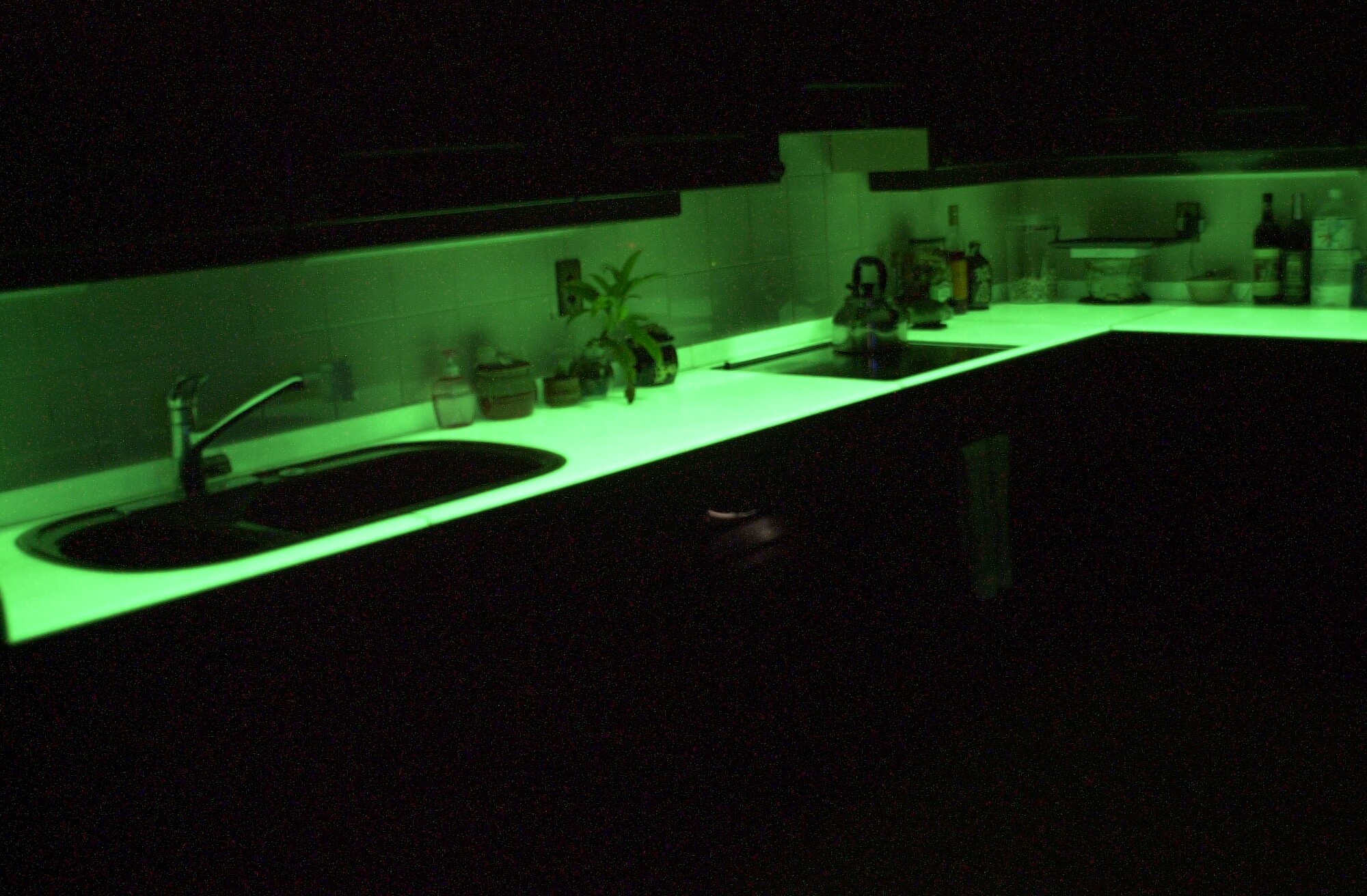 暗視下の蓄光機能付きハイブリッドストーン アベイラス スーパーワークトップのキッチンカウンター
