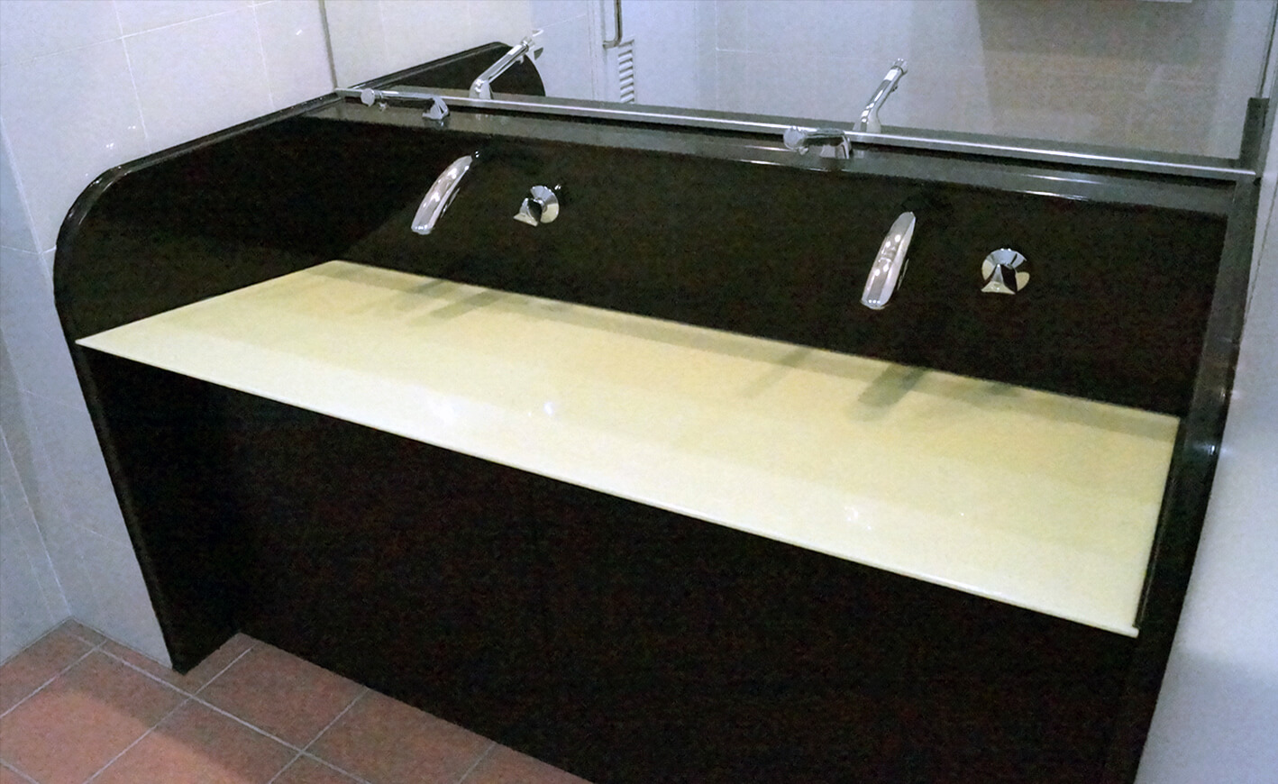 明視下の蓄光機能付きハイブリッドストーン アベイラス スーパーワークトップの洗面台