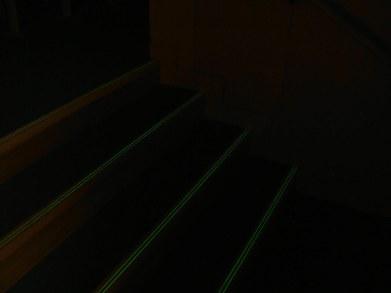 立教大学の講義室階段に設置された暗視下のアベイラス アルシオール ラインを斜めから見た様子