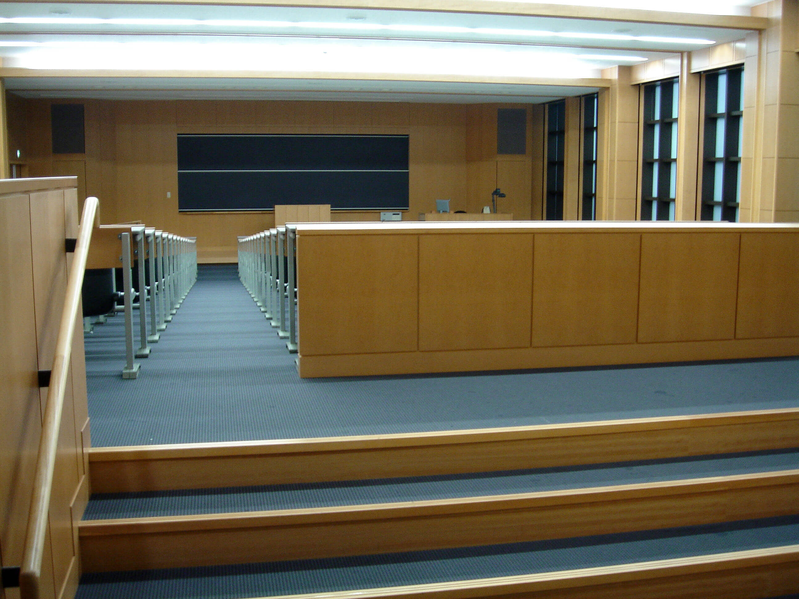 立教大学の講義室階段に設置された明視下のアベイラス アルシオール ライン