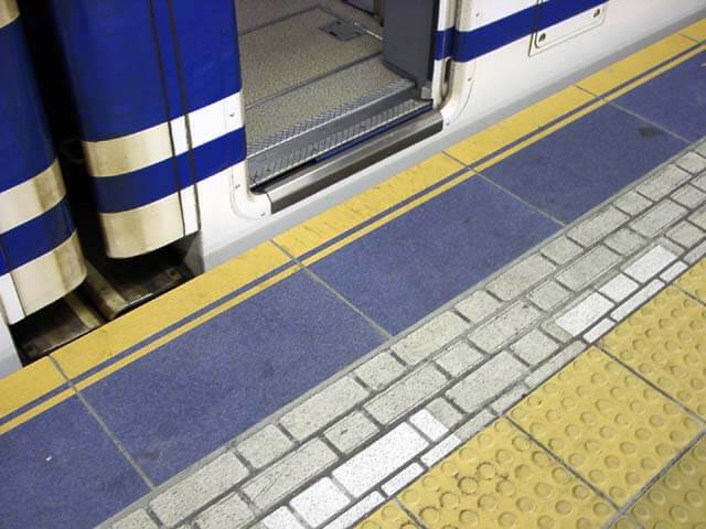 東海道新幹線新大阪駅のホーム笠石として使用されているハイブリッドストーン アベイラス アンプロップの拡大図