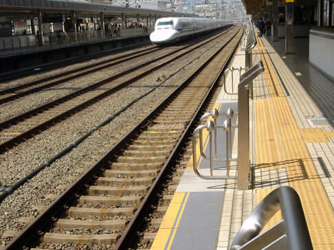 東海道新幹線静岡駅のホーム笠石として使用されているハイブリッドストーン アベイラス アンプロップ