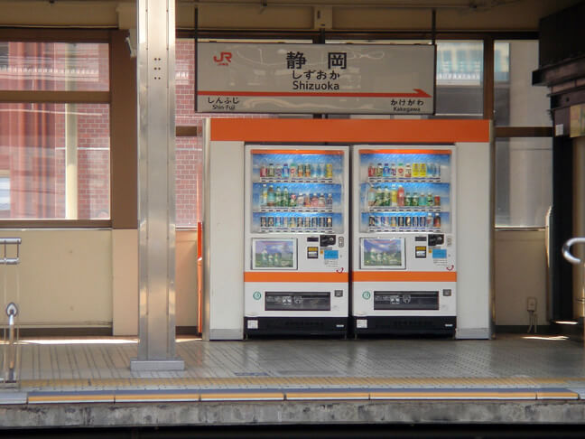東海道新幹線静岡駅のホーム笠石として使用されているハイブリッドストーン アベイラス アンプロップを反対側のホームから見た様子