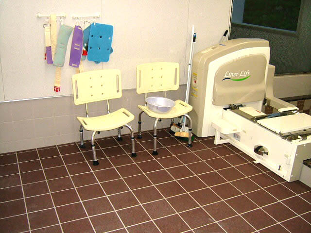 医療施設のお風呂場防滑床材として使用されているハイブリッドストーン アベイラス アンプロップ レッド色