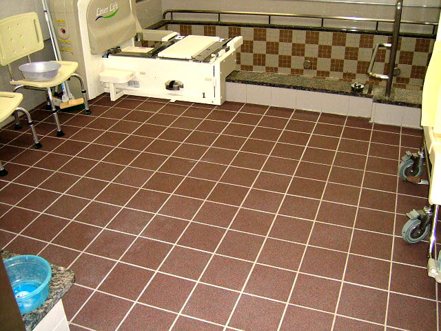 医療施設のお風呂場防滑床材として使用されているハイブリッドストーン アベイラス アンプロップ レッド色