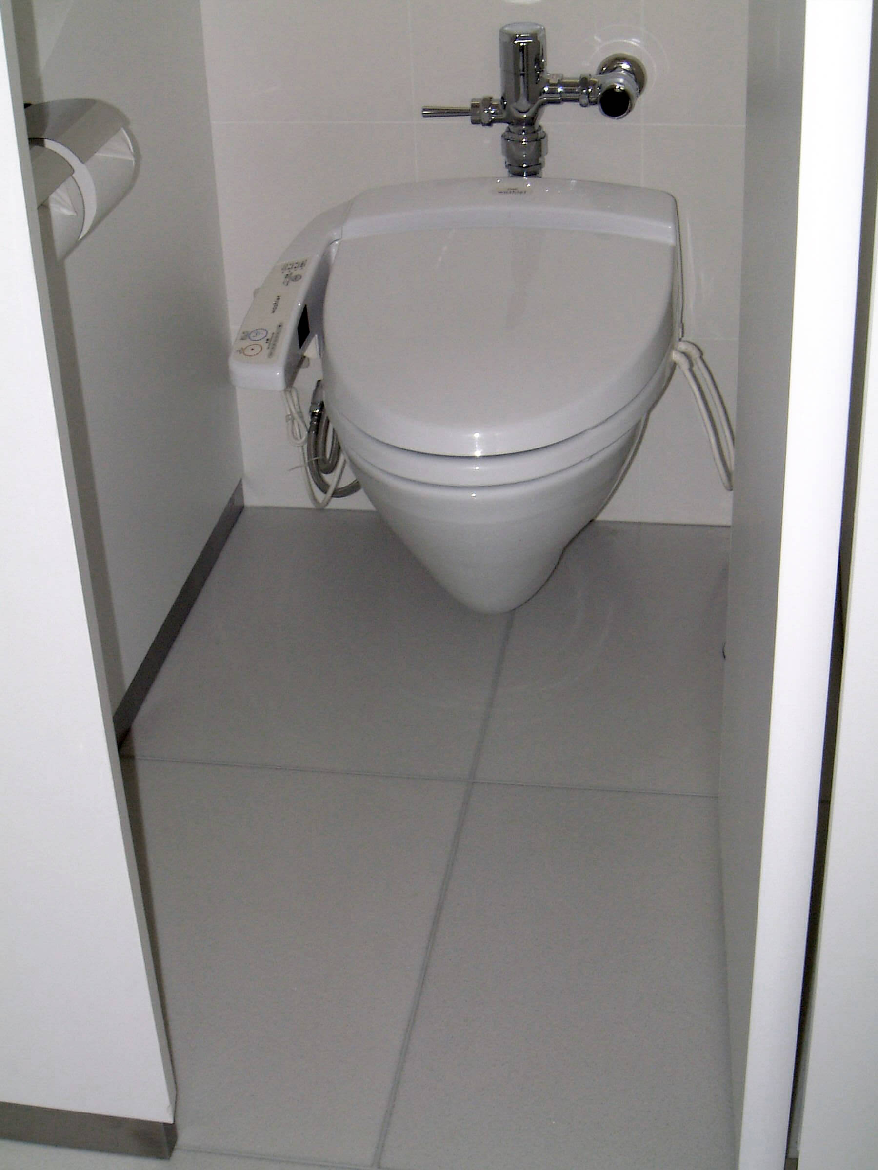 便器周りのトイレ床に使用されているハイブリッドストーン アベイラス ポリッシュ ホワイト色