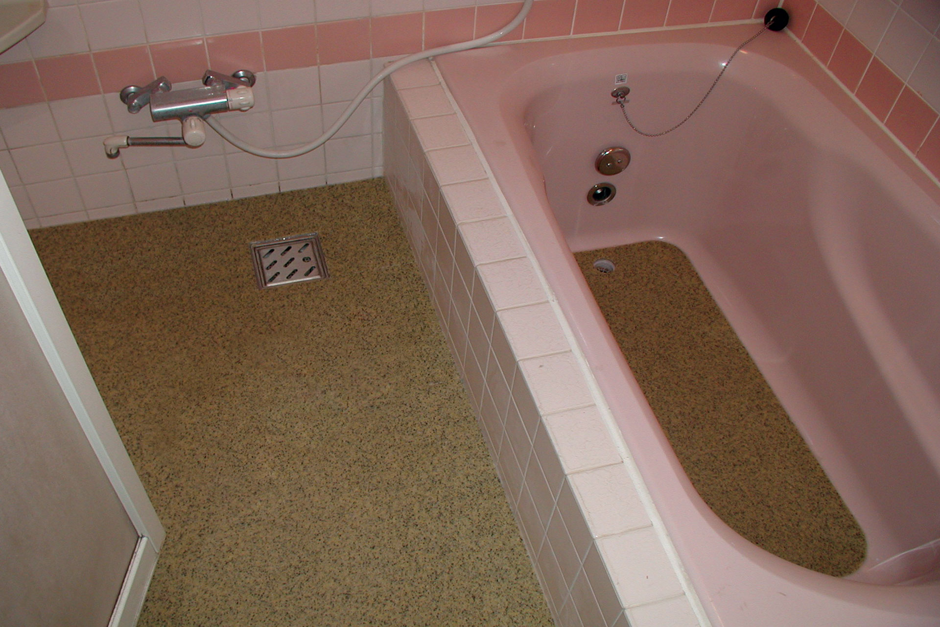 タイル床+FRP浴槽をハイブリッドストーン アベイラス スーパー浴室床材イエロー色で改修した後の様子