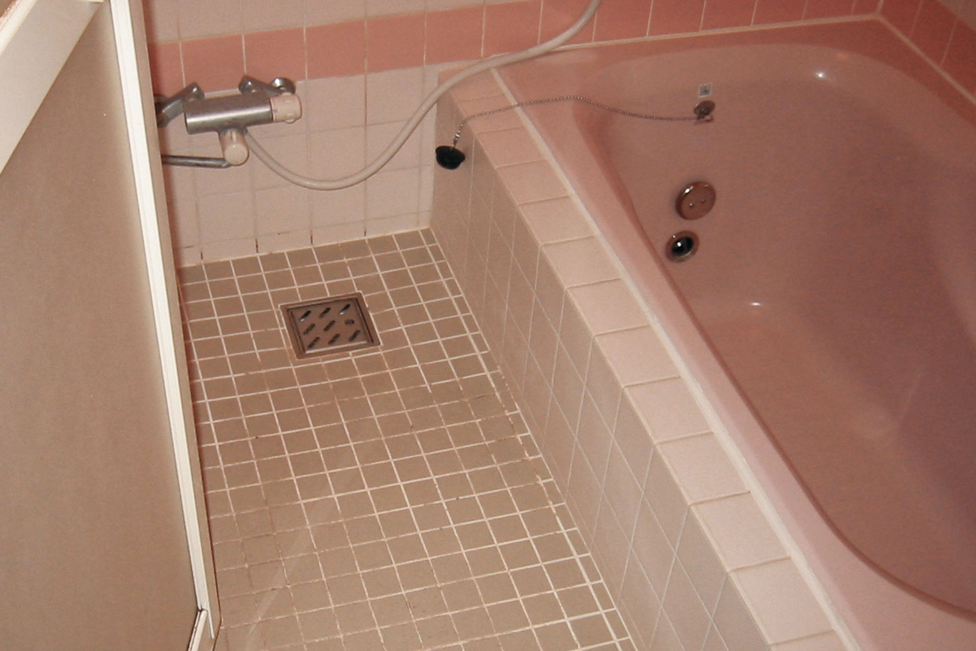 ハイブリッドストーン アベイラス スーパー浴室床材で改修する前のタイル床+FRP浴槽