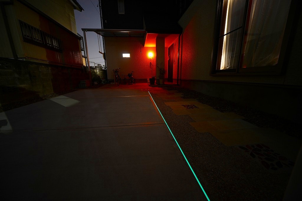 一般住宅と駐車場の境目を表示する暗視下のハイブリッドストーン アベイラス アルシオール ライン