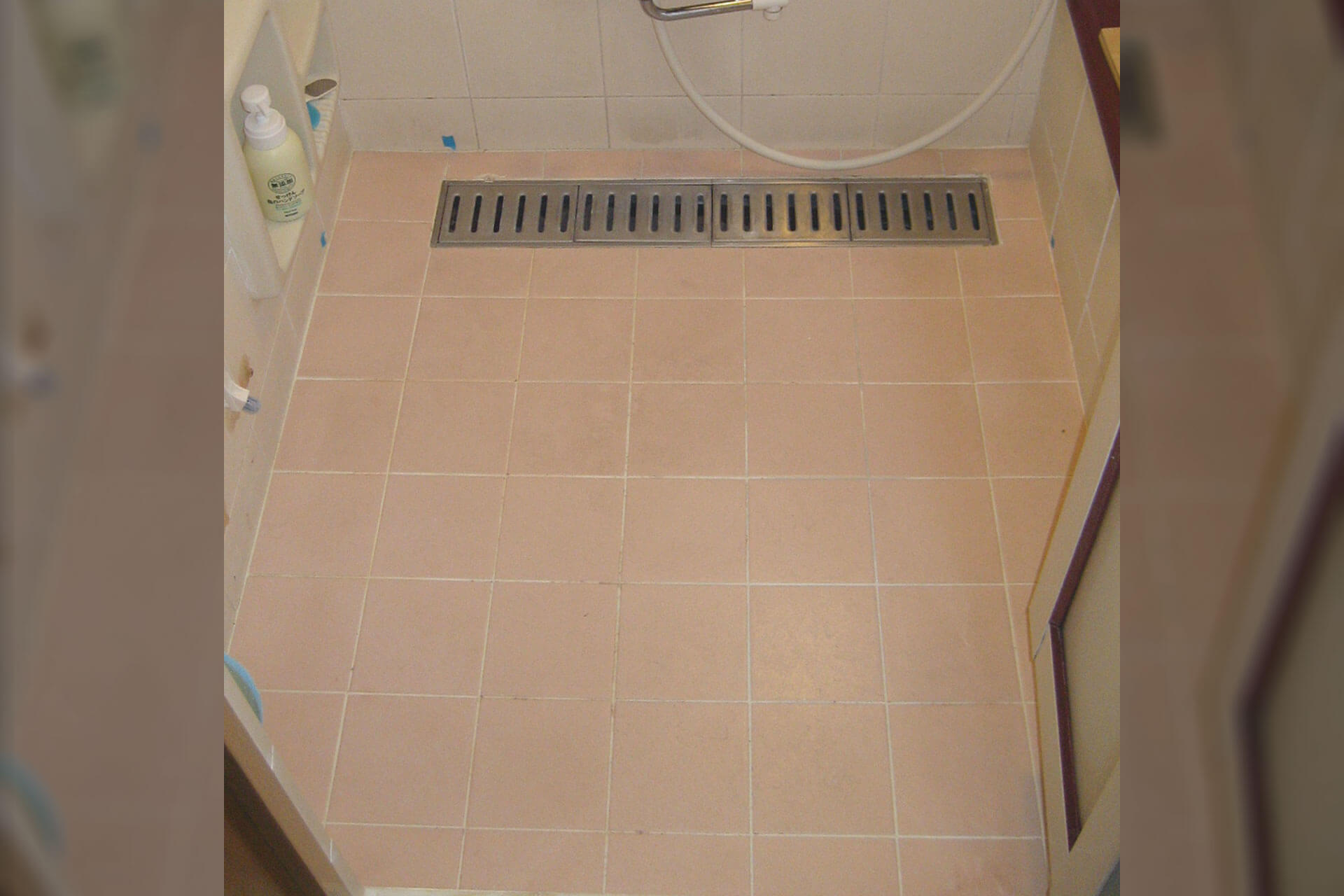ハイブリッドストーン アベイラス スーパー浴室床材で改修する前のピンク色のタイル床