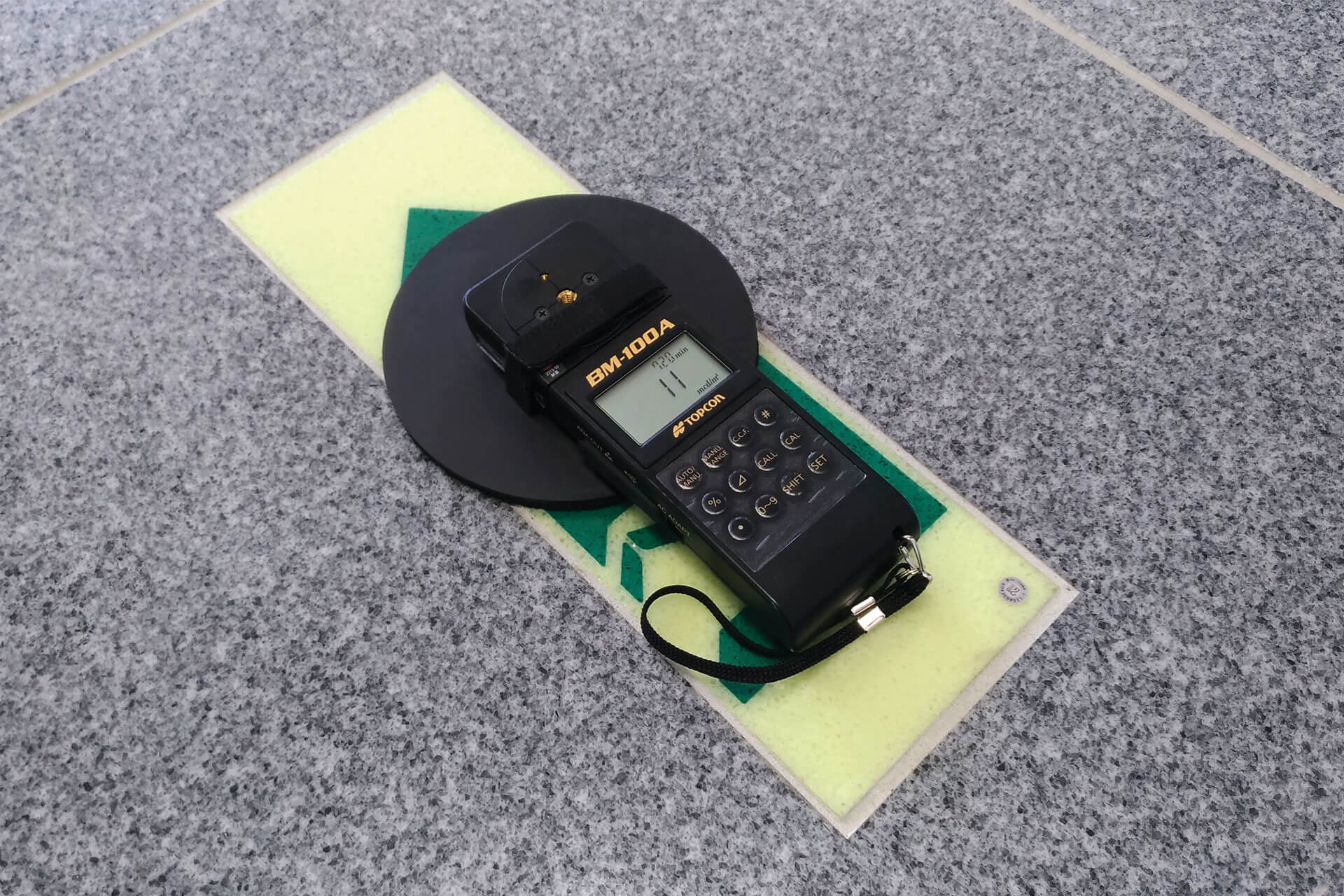 トプコンテクノハウス社製の輝度測定器（BM-100A）で輝度測定中
